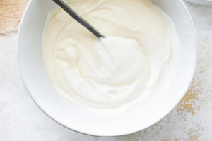 ماست و عسل مخلوط شده