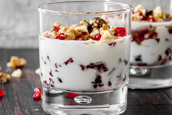 دسر ماست و انار تزیین شده 