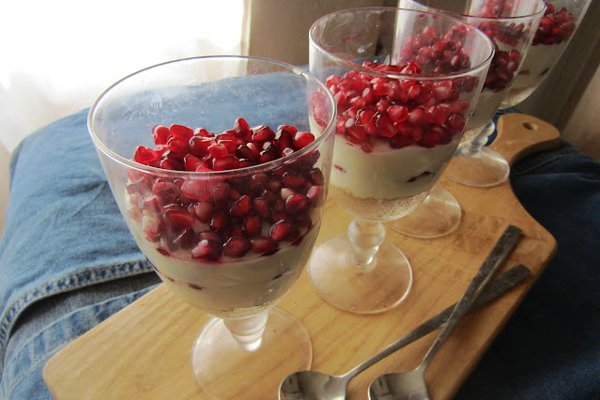 لایه بندی دسر ماست و انار در لیوان سرو 