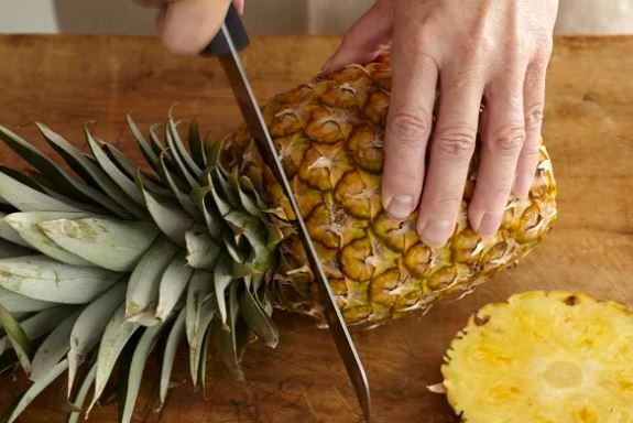سر و ته آناناس را بزنید