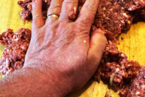 ورز دادن گوشت کباب کوبیده