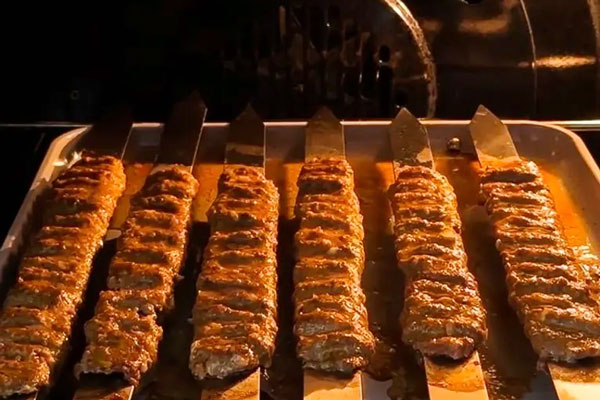 قرار دادن سیخ های کباب کوبیده در فر