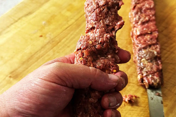 سیخ زدن کباب کوبیده