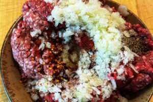 مخلوط کردن مواد اولیه کباب کوبیده