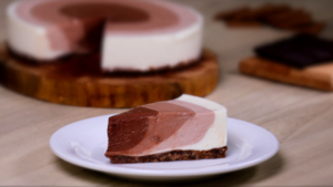 طرز تهیه چیزکیک یخچالی با تزیین متفاوت