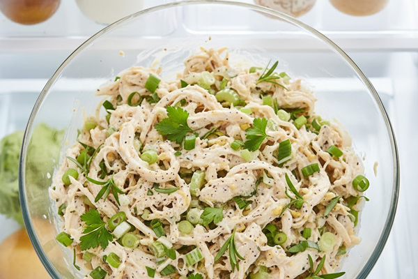 اضافه کردن سس به مخلوط در تهیه ساندویچ مرغ