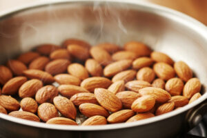 تفت دادن بادام درختی در تهیه پشملبا