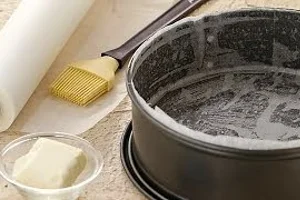 قالب فر را برای کیک اسمارتیز چرب کنید