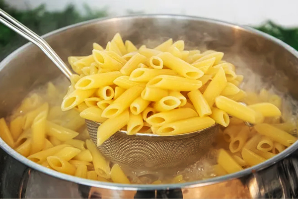 پخت پاستا در تهیه پاستا اسفناج با سس گوجه