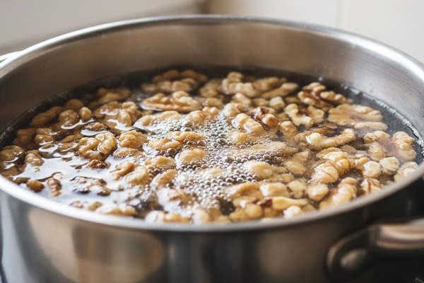 مغز گردوها را بچوشانید