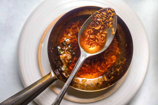 زیره، دانه گشنیز، هل، برگ بو و چوب دارچین را با هم در قابلمه تفت دهید