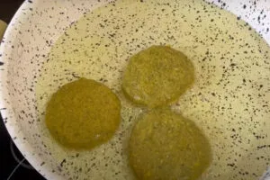 سرخ کردن کتلت عدس
