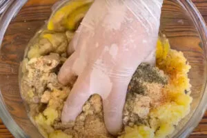 مخلوط کردن مواد کتلت عدس