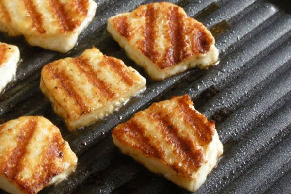 پنیر هالومی گریل شده در تابه گریل 