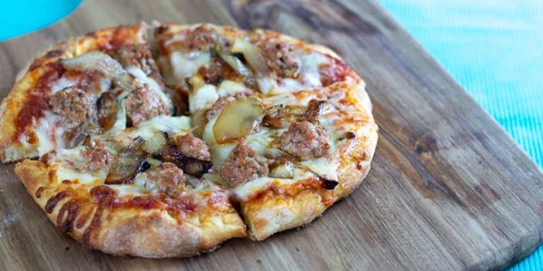 طرز تهیه پیتزا سوسیس