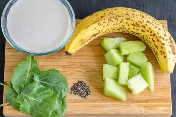 مخلوط کردن مواد آب طالبی بستنی با موز و دانه چیا