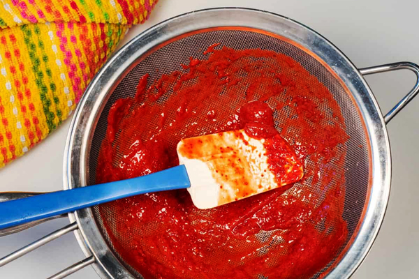 از صافی رد کردن سس توت فرنگی