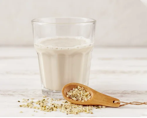 شیر شاهدانه از انواع شیر گیاهی