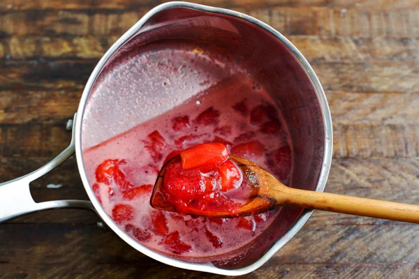 جوشاندن مواد در تهیه سس توت فرنگی