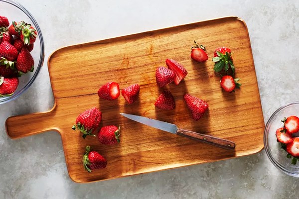 خرد کردن توت فرنگی برای سس توت فرنگی