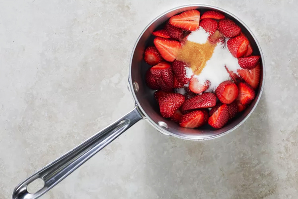 مخلوط کردن توت‌فرنگی، شکر و وانیل در تهیه سس