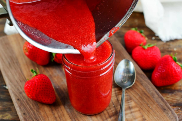 ریختن سس توت فرنگی در شیشه