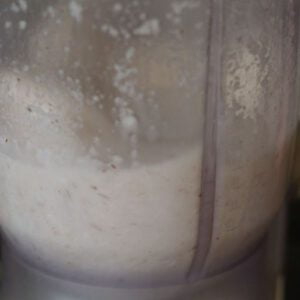 مخلوط کردن مواد در طرز تهیه شیر نارگیل