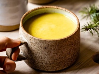 نوشیدنی گرم پاییزی با شیر نارگیل طلایی