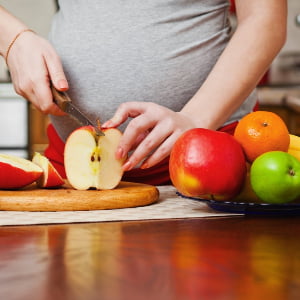 در سه ماهه اول بارداری چه مقدار میوه بخوریم