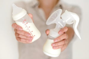 دوشیدن شیر مادر یا پمپاژ کردن آن روش خاصی دارد؟