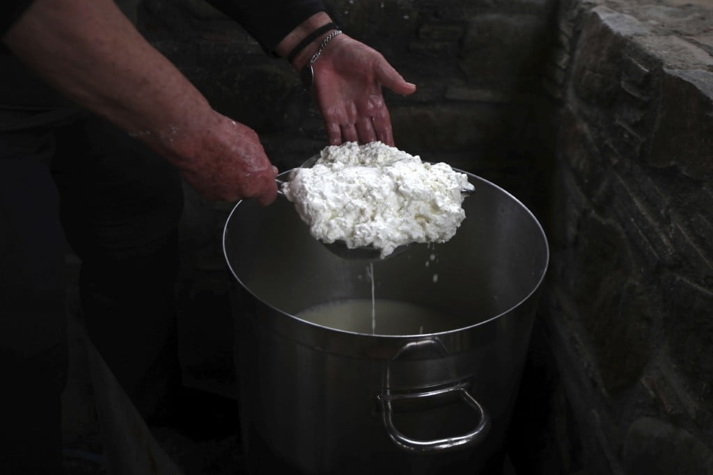 مراحل تهیه پنیر کبابی سنتی