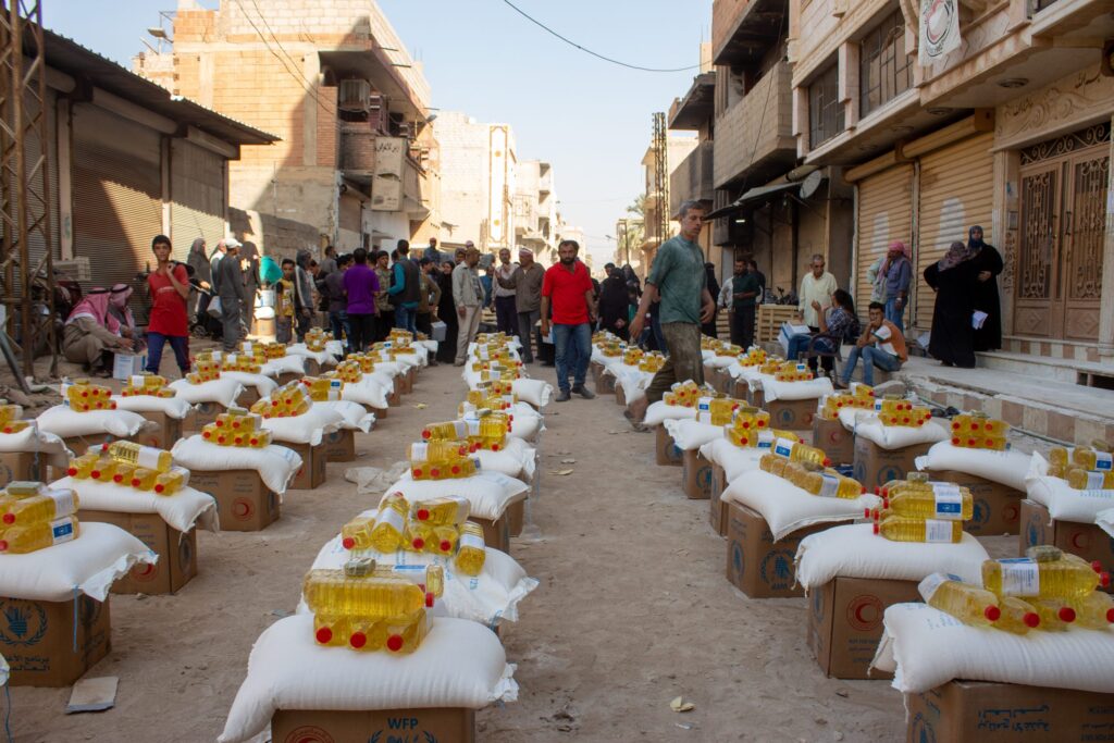 اهدای کمک غذایی از طرف سازمان های جهانی به مردم سوریه 