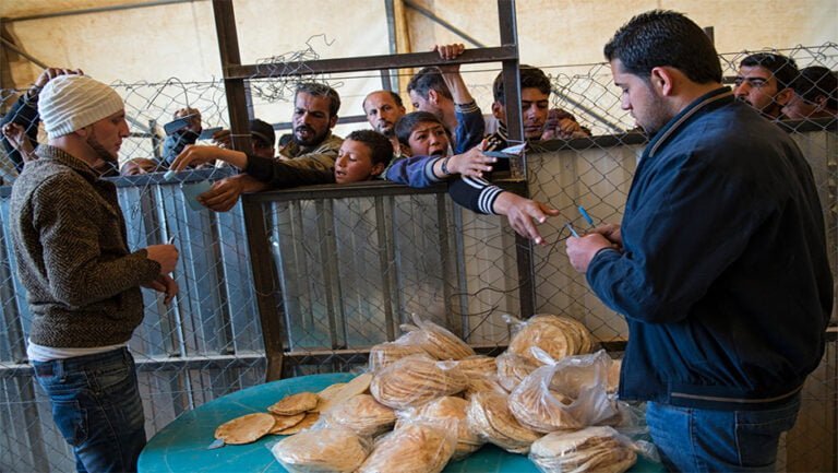 توزیع غذا در میان آوارگان سوری