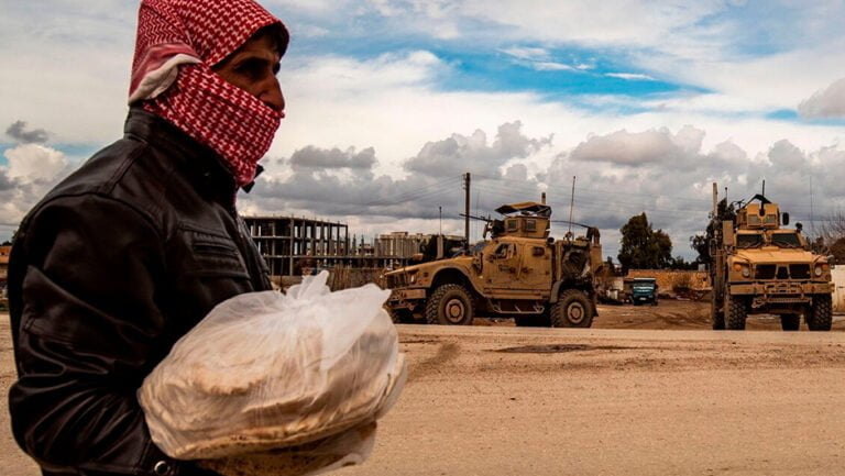 مرد سوری که سهمیه نان روزانه را دریافت کرده است.
