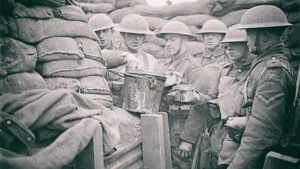 سربازان هنگام غذا خوردن در جبهه های جنگ جهانی