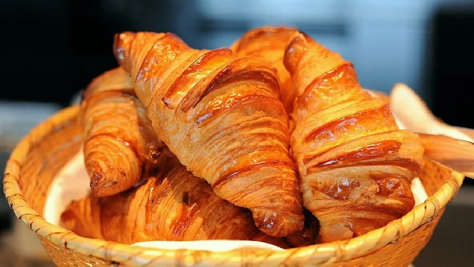 طرز تهیه نان کروسان خانگی با مغز شکلاتی