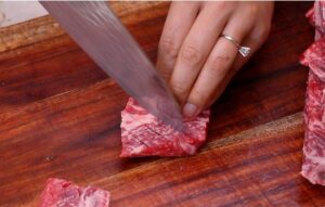 استفاده از چاقو برای خط انداختن روی گوشت 