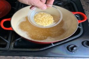 اضافه کردن برنج به سوپ یونانی