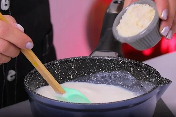 اضافه کردن شکر و پودر بادام