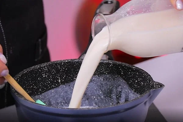 مخلوط کردن آرد برنج و شیر