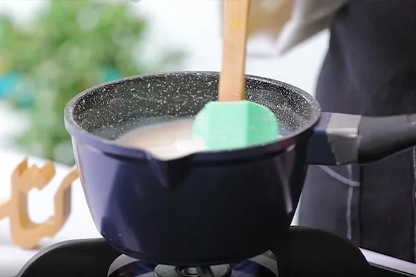 قرار دادن ظرف رو شعله گاز