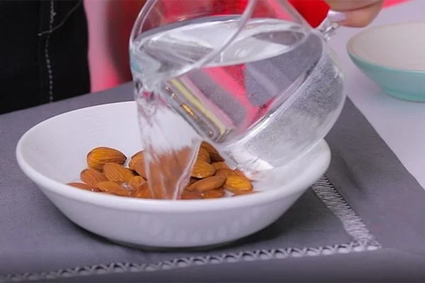 خیس کردن بادام