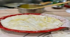 چیدن فیلوها در قالب، برای تهیه شیرینی بوگاتسا