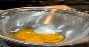 اضافه کردن تخم مرغ به دیگر مواد شیرینی