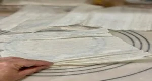 پخش کردن کاسترد روی ورقه های فیلو