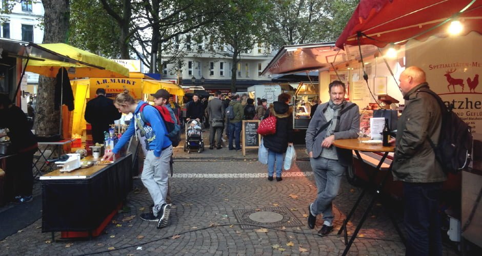غذای خیابانی بخشی از فرهنگ غذای آلمان برای خوردن غذاهای آلمانی