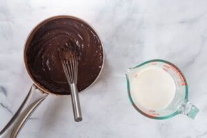 اضافه کردن مواد به سس شکلاتی