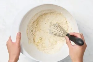 اضافه کردن آرد به مواد