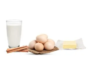 هم زدن مواد تر کیک شکلاتی خیس