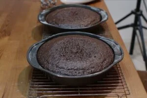 خنک شدن کیک شکلاتی
